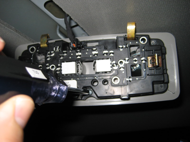 GM-Chevrolet-Traverse-Reading-Light-Bulbs-Replacement-Guide-015