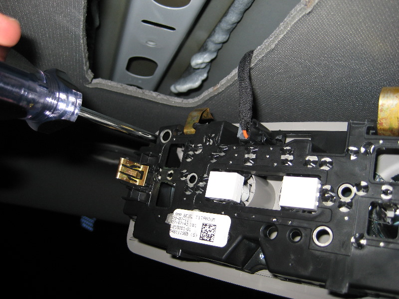 GM-Chevrolet-Traverse-Reading-Light-Bulbs-Replacement-Guide-016