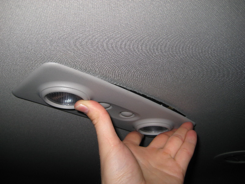 GM-Chevrolet-Traverse-Reading-Light-Bulbs-Replacement-Guide-017