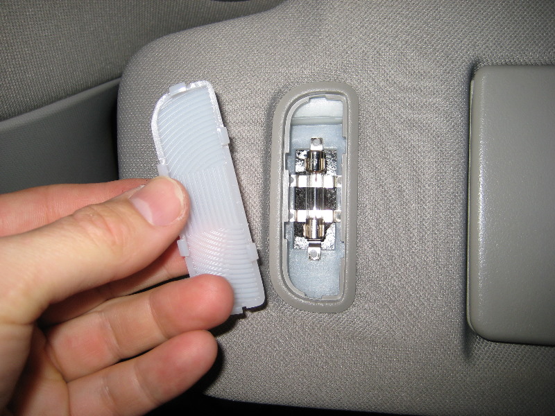 GM-Chevrolet-Traverse-Vanity-Mirror-Light-Bulbs-Replacement-Guide-003
