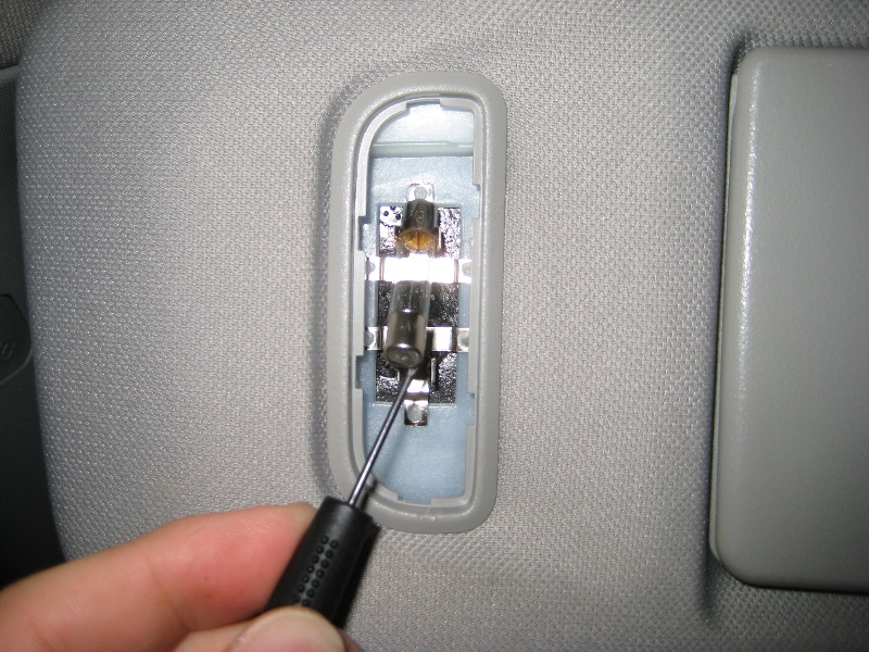 GM-Chevrolet-Traverse-Vanity-Mirror-Light-Bulbs-Replacement-Guide-004
