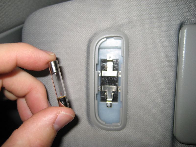 GM-Chevrolet-Traverse-Vanity-Mirror-Light-Bulbs-Replacement-Guide-005