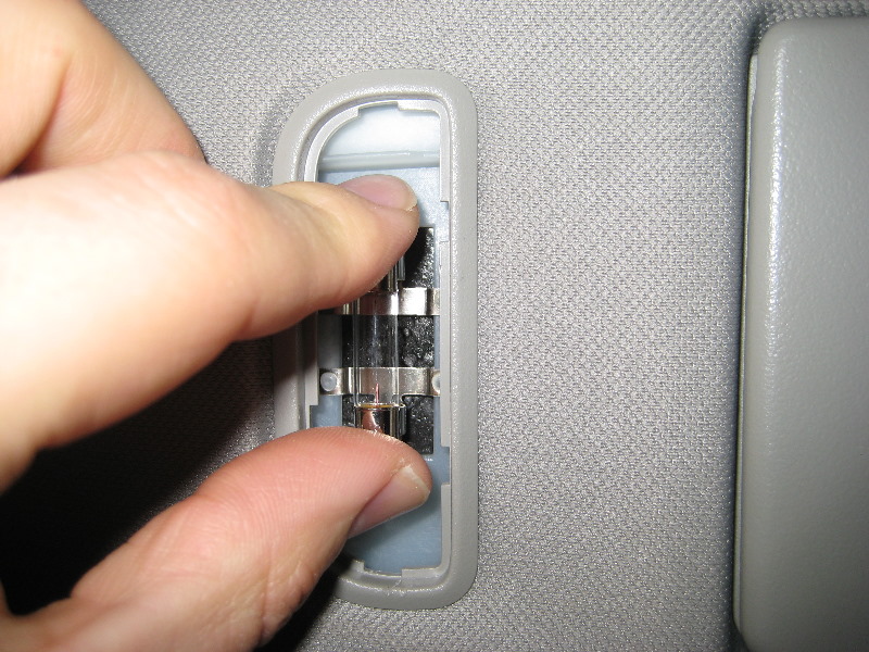 GM-Chevrolet-Traverse-Vanity-Mirror-Light-Bulbs-Replacement-Guide-006