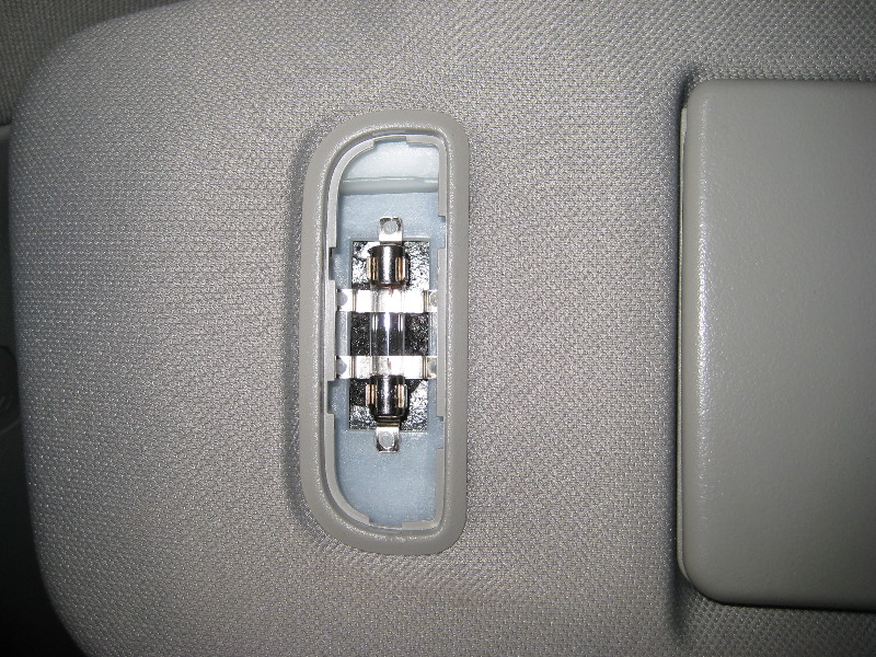 GM-Chevrolet-Traverse-Vanity-Mirror-Light-Bulbs-Replacement-Guide-007