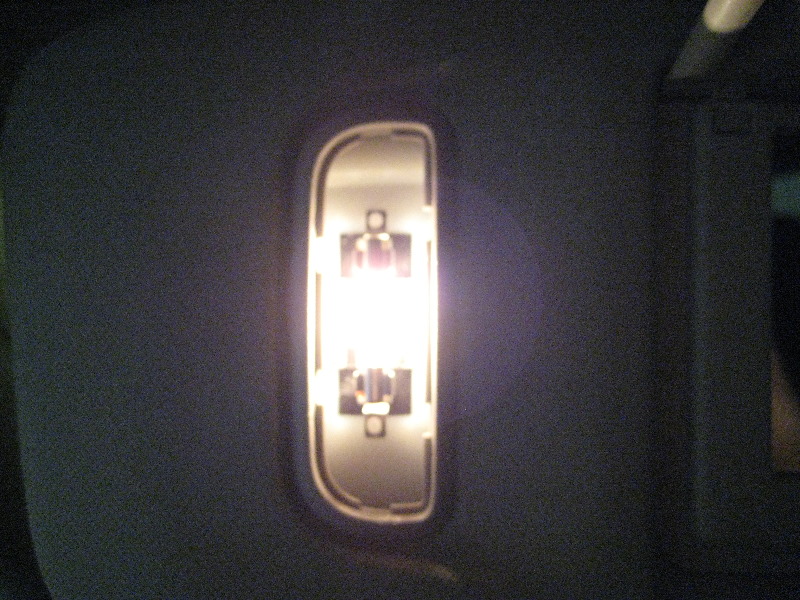 GM-Chevrolet-Traverse-Vanity-Mirror-Light-Bulbs-Replacement-Guide-008