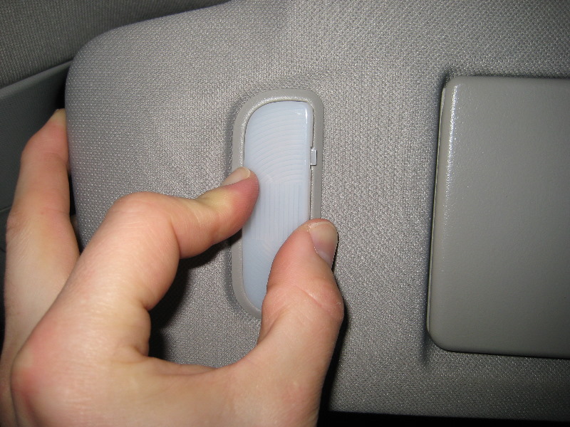 GM-Chevrolet-Traverse-Vanity-Mirror-Light-Bulbs-Replacement-Guide-009