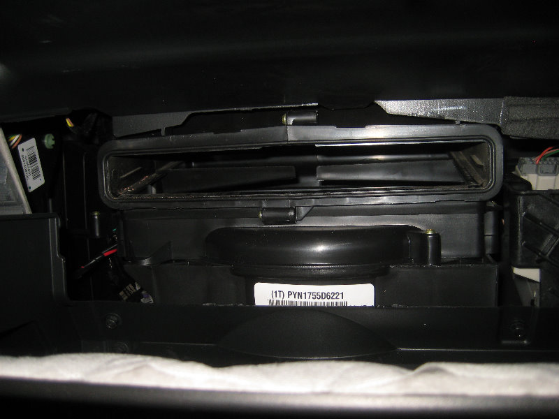 20072016GMCAcadiaCabinAirFilterReplacementGuide018