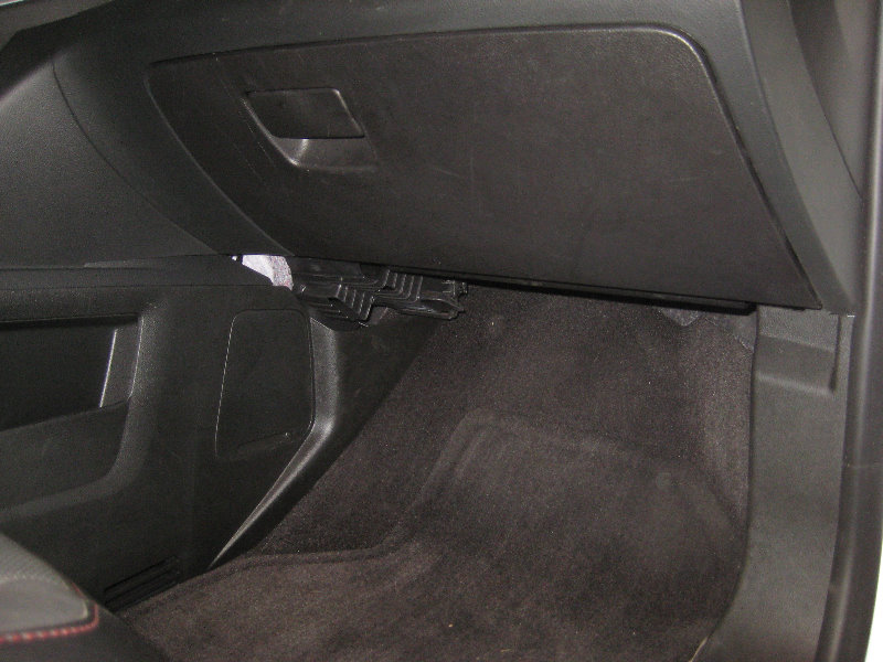 2010-2016-GMC-Terrain-Footwell-Light-Bulb-Replacement-Guide-001