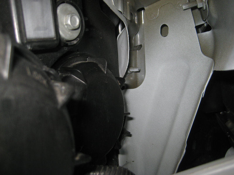 GMC-Terrain-Headlight-Bulbs-Replacement-Guide-038