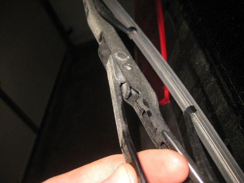 GMCTerrainRearWindowWiperBladeReplacementGuide006
