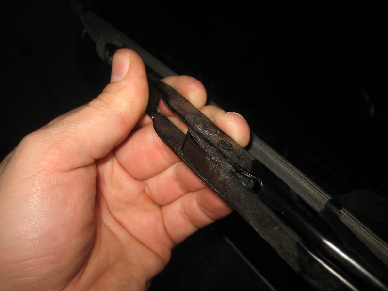 GMC-Terrain-Rear-Window-Wiper-Blade-Replacement-Guide-013