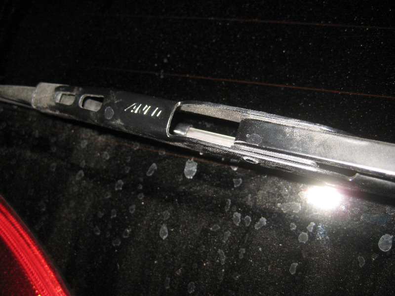 GMC-Terrain-Rear-Window-Wiper-Blade-Replacement-Guide-014