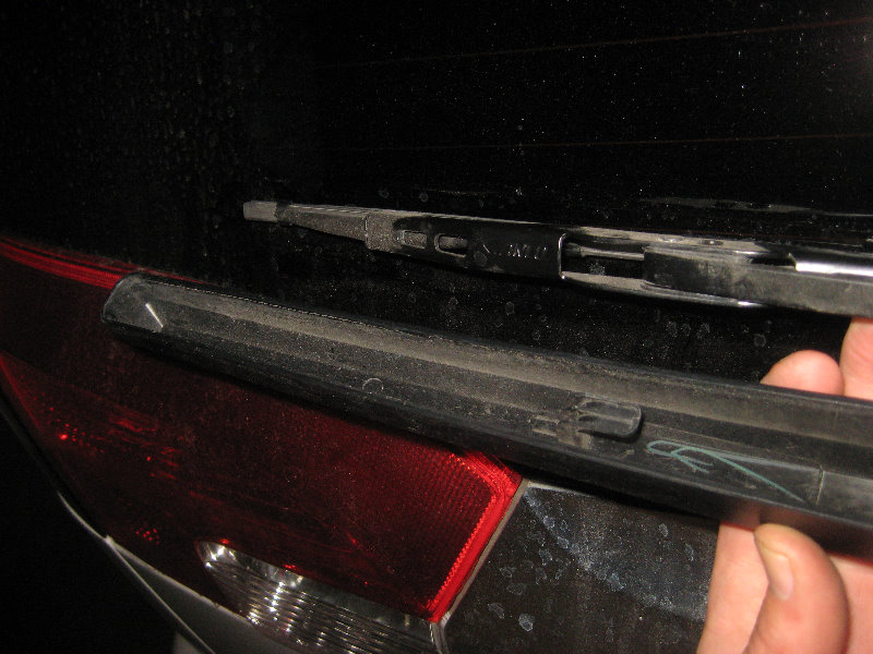 GMC-Terrain-Rear-Window-Wiper-Blade-Replacement-Guide-015
