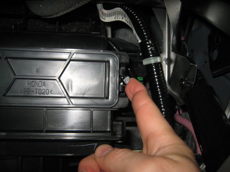 Honda-CR-V-Cabin-Air-Filter-Replacement-Guide-010