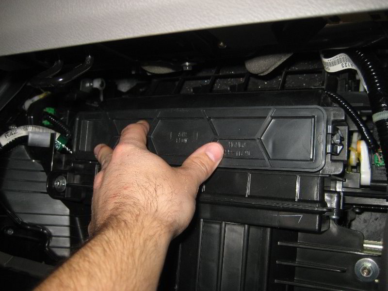 Honda-CR-V-Cabin-Air-Filter-Replacement-Guide-021