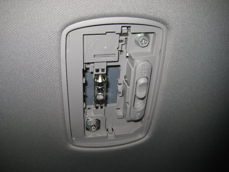 Honda-CR-V-Cargo-Area-Light-Bulb-Replacement-Guide-004