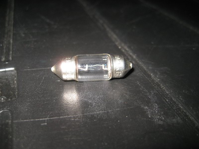 Honda-CR-V-Cargo-Area-Light-Bulb-Replacement-Guide-006