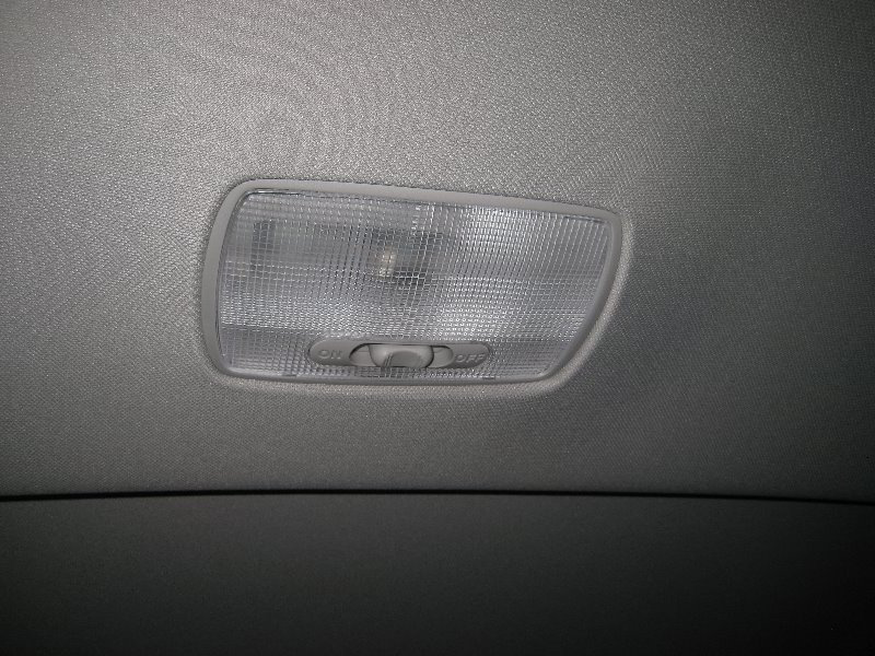 Honda-CR-V-Dome-Light-Bulb-Replacement-Guide-001