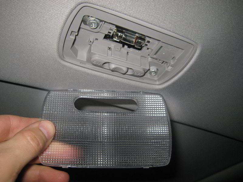 Honda-CR-V-Dome-Light-Bulb-Replacement-Guide-004