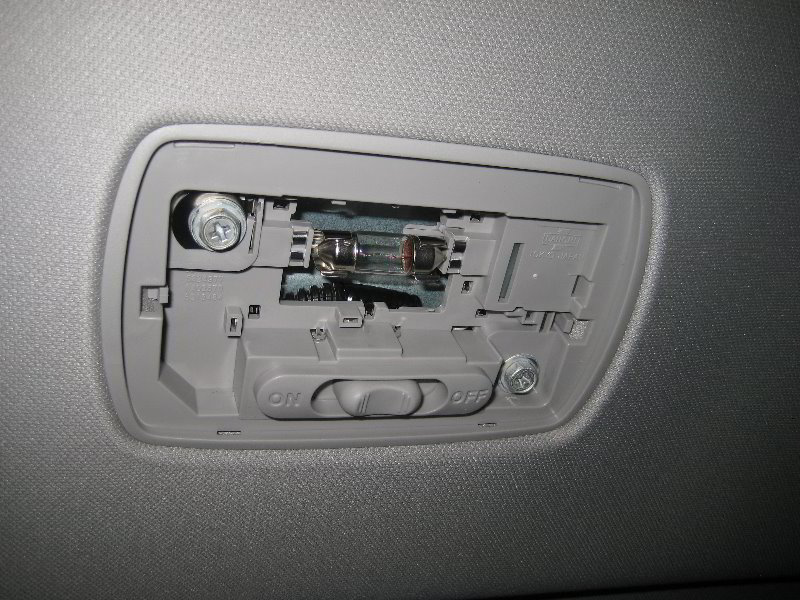 Honda-CR-V-Dome-Light-Bulb-Replacement-Guide-005
