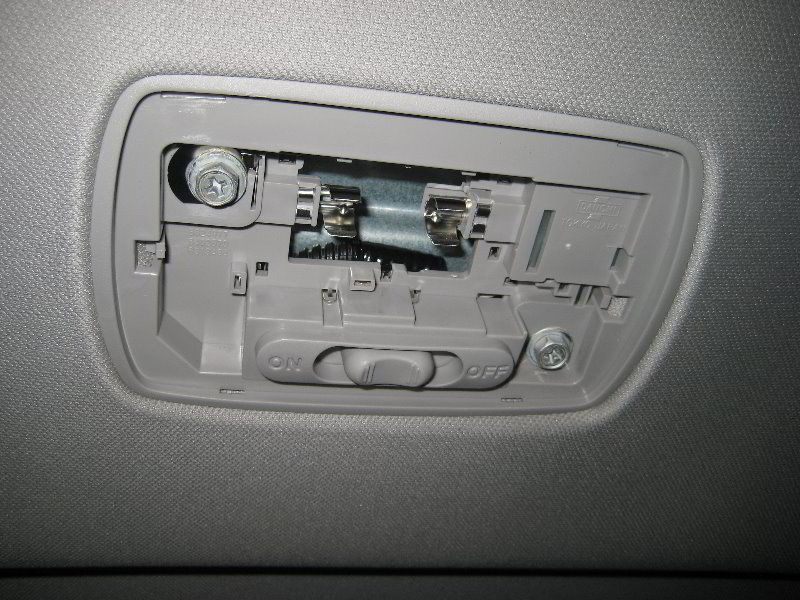 Honda-CR-V-Dome-Light-Bulb-Replacement-Guide-008