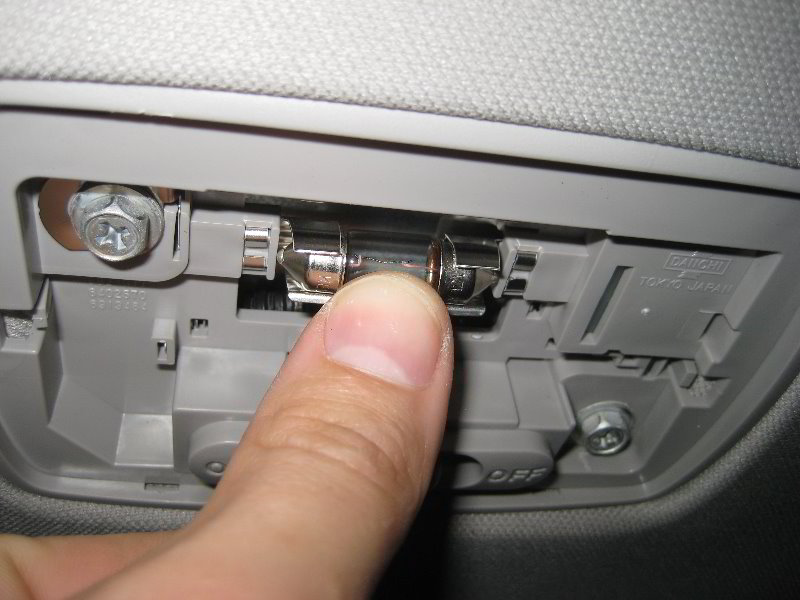 Honda-CR-V-Dome-Light-Bulb-Replacement-Guide-010
