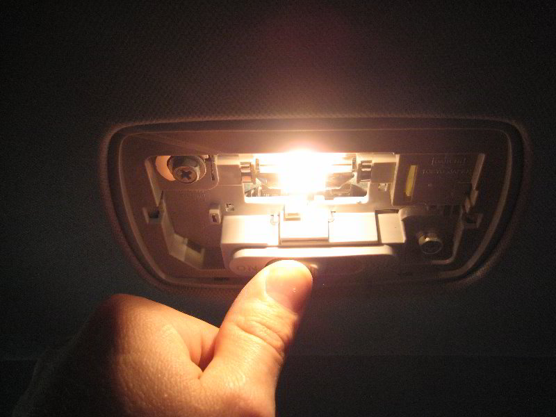 Honda-CR-V-Dome-Light-Bulb-Replacement-Guide-011