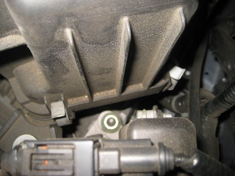 Honda-CR-V-Engine-Air-Filter-Replacement-Guide-002