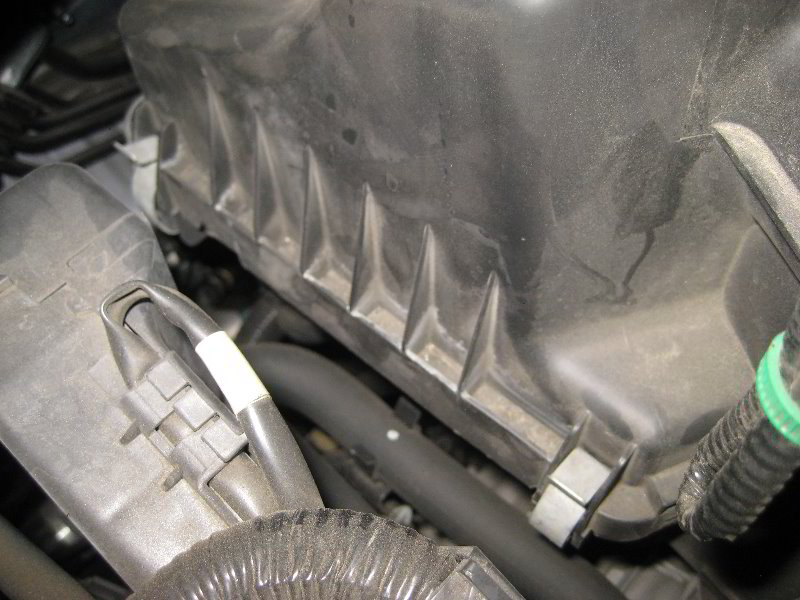 Honda-CR-V-Engine-Air-Filter-Replacement-Guide-003