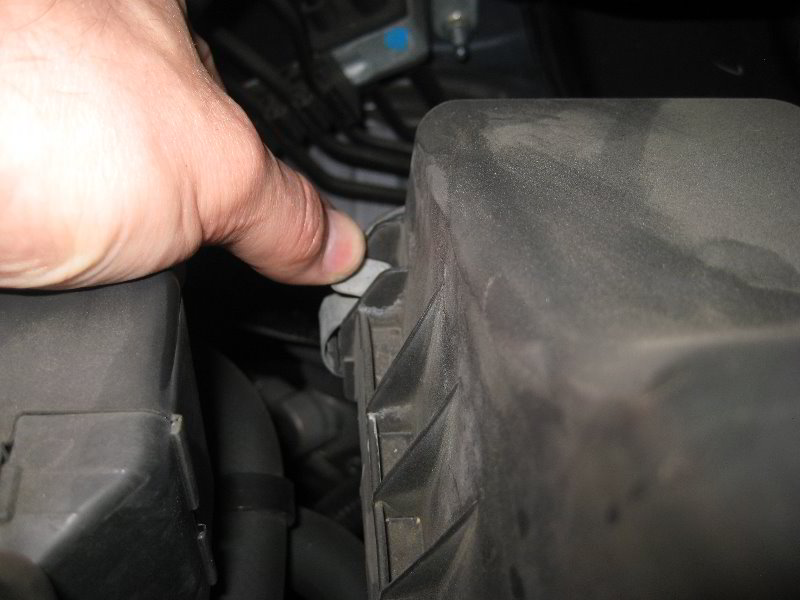 Honda-CR-V-Engine-Air-Filter-Replacement-Guide-004