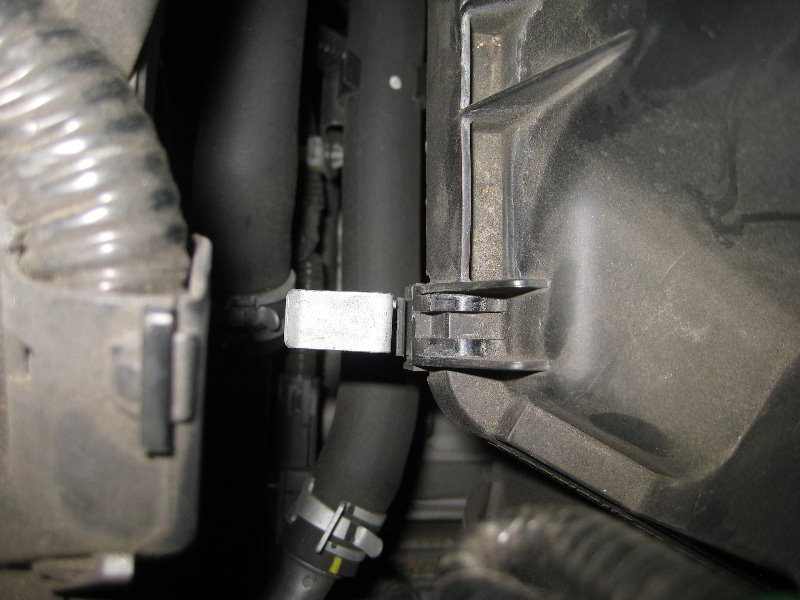 Honda-CR-V-Engine-Air-Filter-Replacement-Guide-005