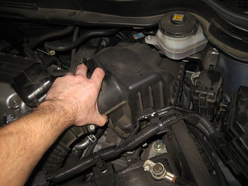 Honda-CR-V-Engine-Air-Filter-Replacement-Guide-008