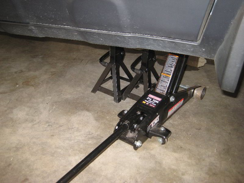 Honda-CR-V-Front-Brake-Pads-Replacement-Guide-003