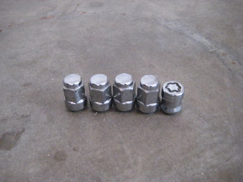 Honda-CR-V-Front-Brake-Pads-Replacement-Guide-005