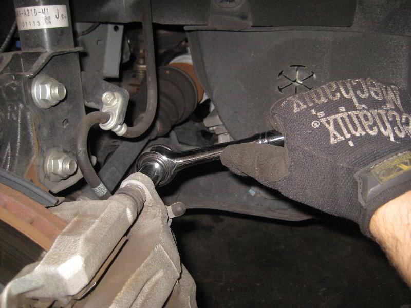 Honda-CR-V-Front-Brake-Pads-Replacement-Guide-008