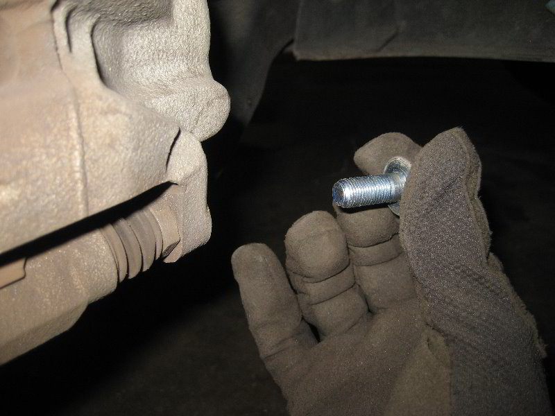 Honda-CR-V-Front-Brake-Pads-Replacement-Guide-011