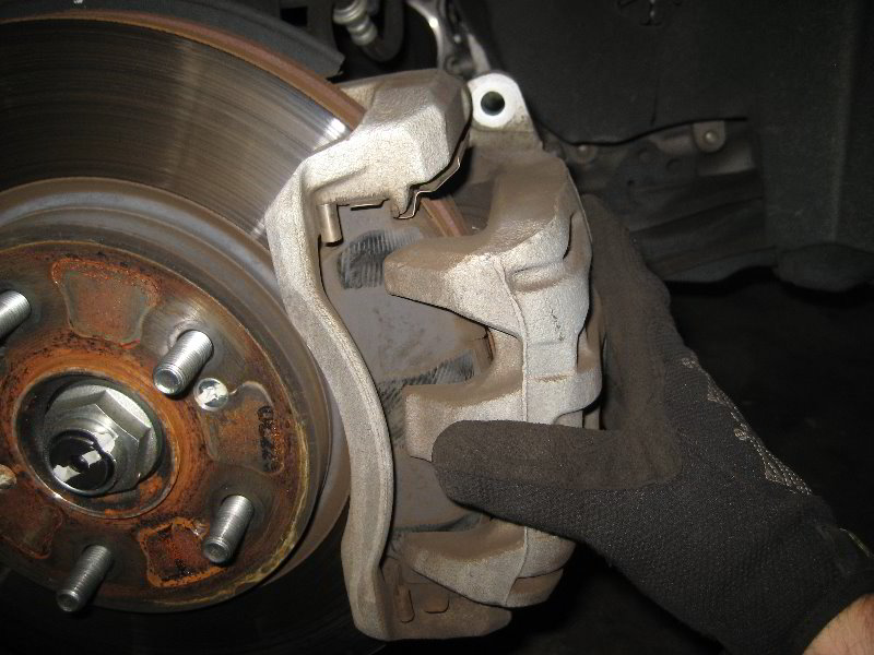 Honda-CR-V-Front-Brake-Pads-Replacement-Guide-013