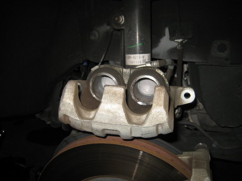 Honda-CR-V-Front-Brake-Pads-Replacement-Guide-014