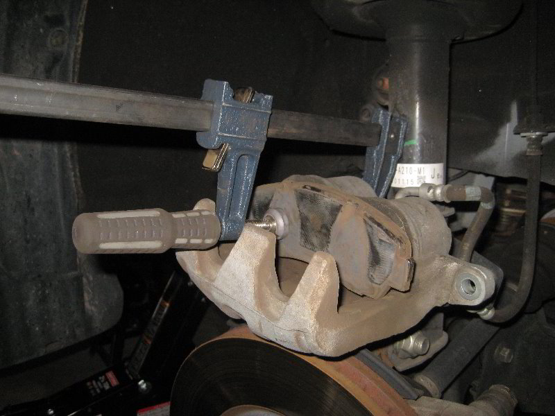 Honda-CR-V-Front-Brake-Pads-Replacement-Guide-020