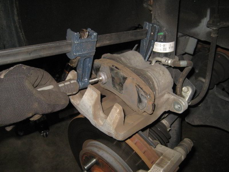 Honda-CR-V-Front-Brake-Pads-Replacement-Guide-022