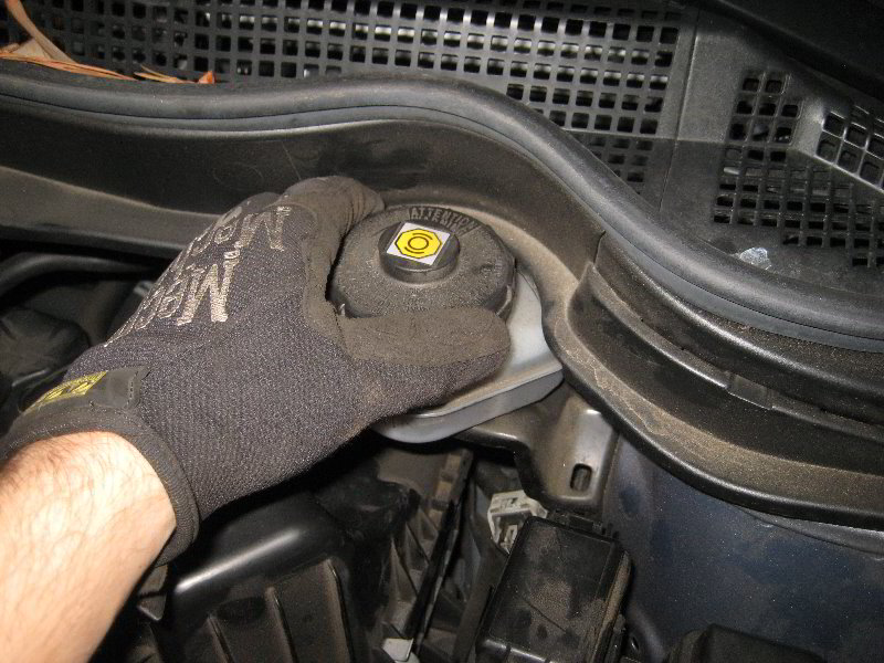 Honda-CR-V-Front-Brake-Pads-Replacement-Guide-023