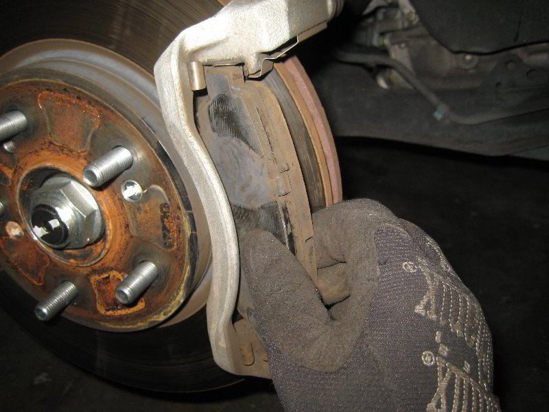 Honda-CR-V-Front-Brake-Pads-Replacement-Guide-024