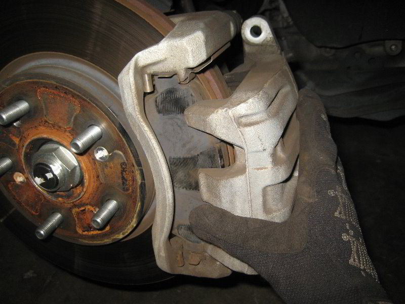 Honda-CR-V-Front-Brake-Pads-Replacement-Guide-027