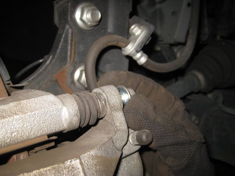 Honda-CR-V-Front-Brake-Pads-Replacement-Guide-028