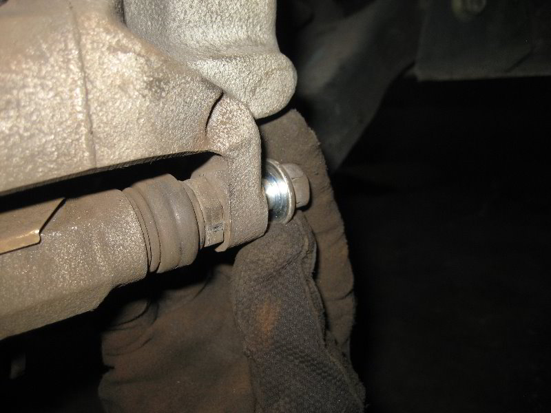 Honda-CR-V-Front-Brake-Pads-Replacement-Guide-029