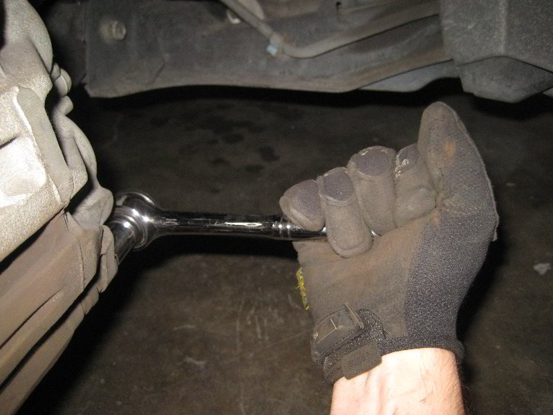 Honda-CR-V-Front-Brake-Pads-Replacement-Guide-031