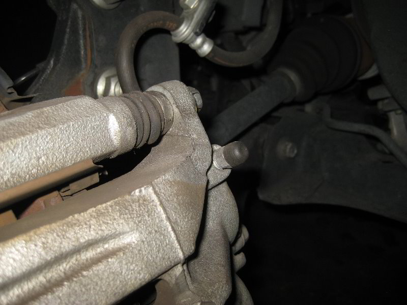 Honda-CR-V-Front-Brake-Pads-Replacement-Guide-032