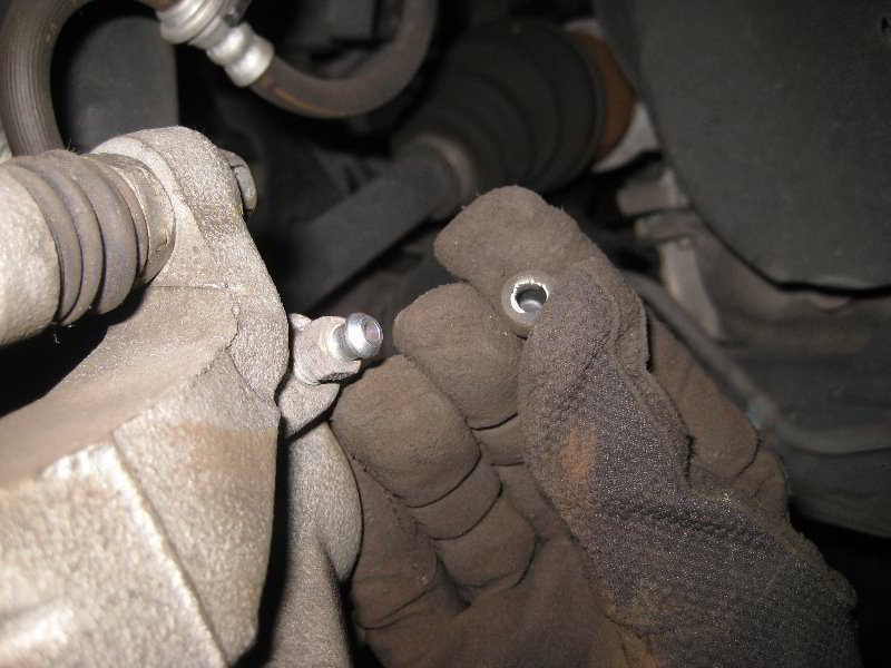 Honda-CR-V-Front-Brake-Pads-Replacement-Guide-033