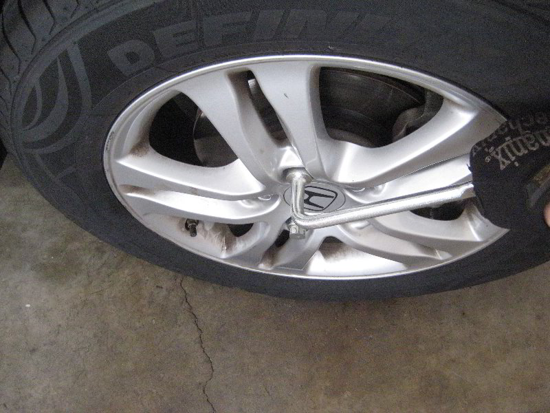 Honda-CR-V-Front-Brake-Pads-Replacement-Guide-038