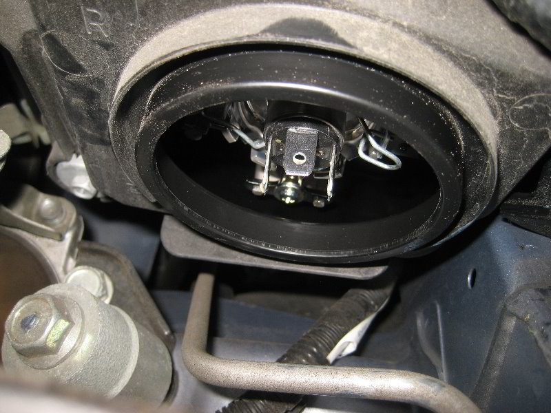Honda-CR-V-Headlight-Bulbs-Replacement-Guide-007